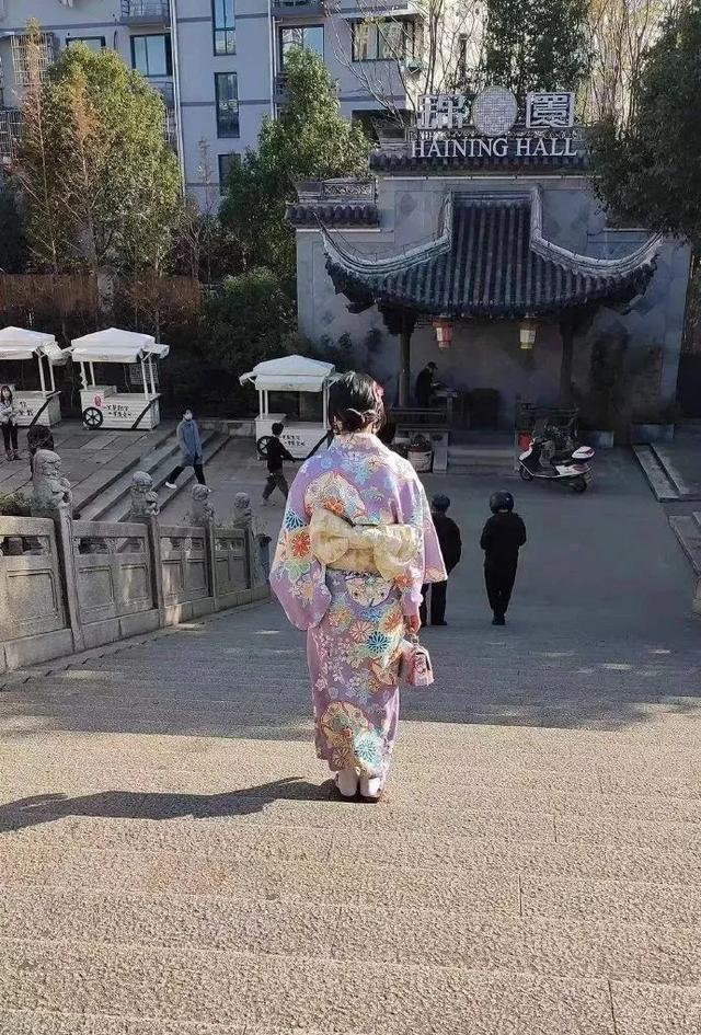 网友举报一女子国家公祭日穿和服逛街?警方回复了两个字→