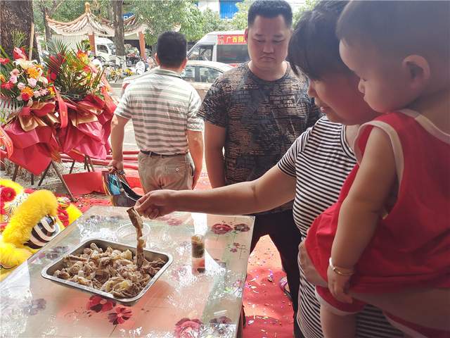 广西生活圈 南宁网红美食“岭头凰”竹盐鸡落户扶绥老街