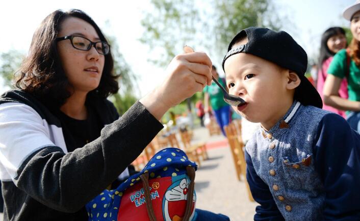 小雪妈妈育儿|宝宝3岁前，做到“不吃两饭，不睡一觉”，孩子健康父母少操心