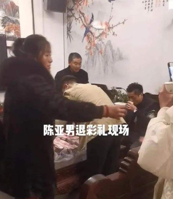 朱之文|为了红没底线？女网红拉横幅在大衣哥门口求婚，喊话朱单伟娶她