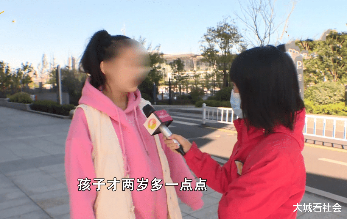 湖南:孩子踩快递大人踢,被驿站老板辱骂后,女子觉得很委屈