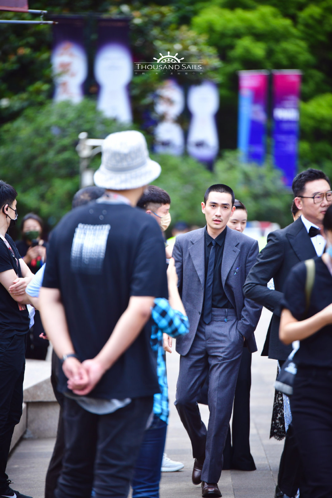 朱一龙|朱一龙寸头胡子造型被指老了十岁，沧桑得让人想喊爷爷