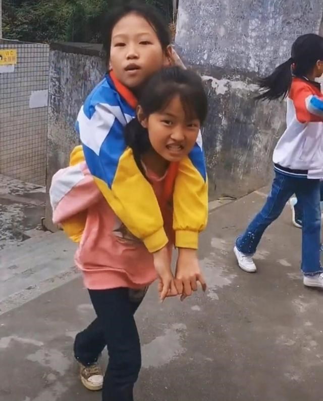 童书小窝 贵州微笑女孩，日复一日背起无腿同学：我们都是你的双腿！