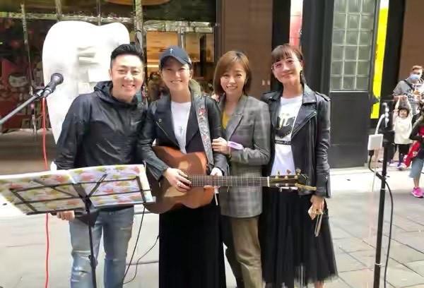 张芸京|著名歌手沦落街头卖唱！张芸京卖力演唱不停歇，一晚才赚1万块