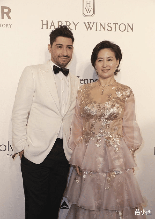 蓓小西|何超琼不愧是赌王最爱的女儿，气场很难被超越，穿镂空裙也很高级