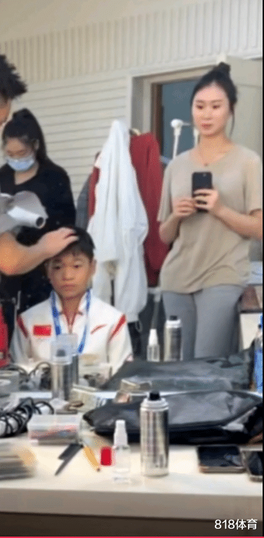 全红婵|争分夺秒! 全红婵化妆间排队化妆抓紧打游戏, 玩吃鸡玩得不亦乐乎