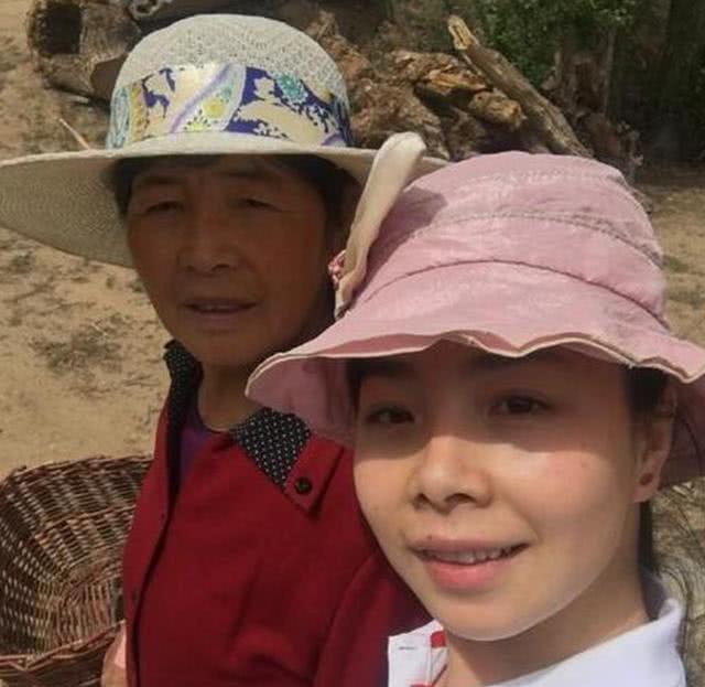 王二妮|她是国家一级演员，因房价太高回村生活，如今下地放牛成日常