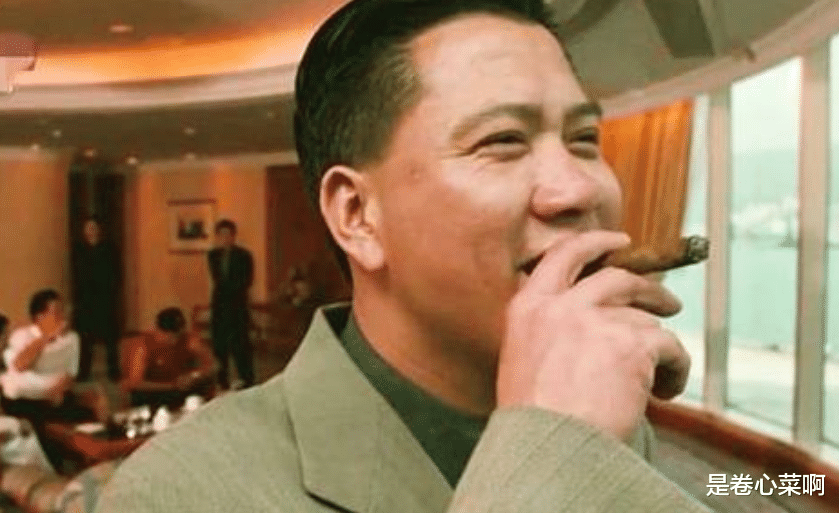 万梓良|真是堕落了！从昔日大哥到走穴演唱，万梓良强吻大姐晚节不保！