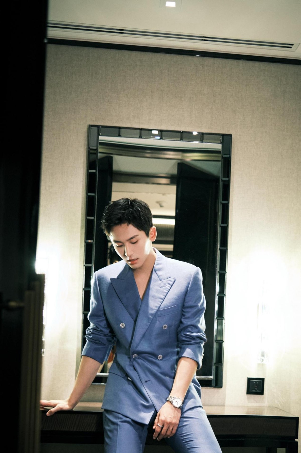 张哲瀚|张哲瀚的身材真占便宜，在2021微博电影之夜中，靠黑色燕尾服赢了