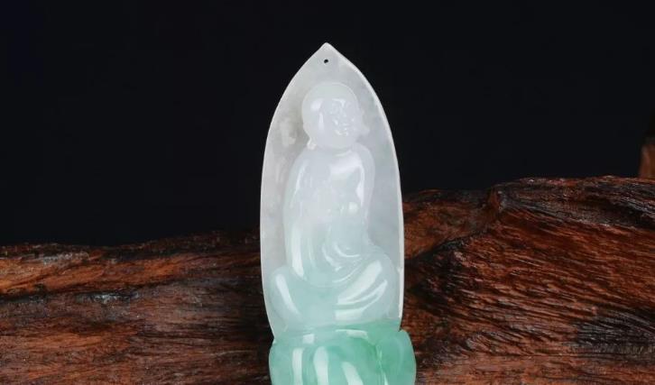 |翡翠中的哪个颜色最珍贵？内行人：或许“非它莫属”