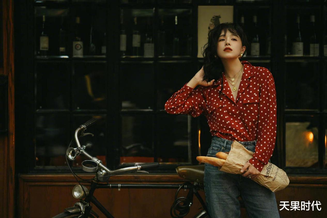 天果时代 阚清子港风造型真酷，波点衬衫配卷发时髦复古，妈妈辈的审美绝了