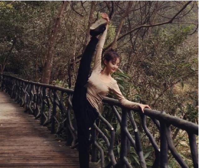 赵丽颖|她曾是赵丽颖替身，趁颖宝怀孕时疯狂接戏，如今30岁2人平起平坐