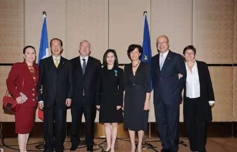 外套|何超琼忙到懒得穿搭！烫卷发穿粗呢外套难掩贵气，女强人气场全开