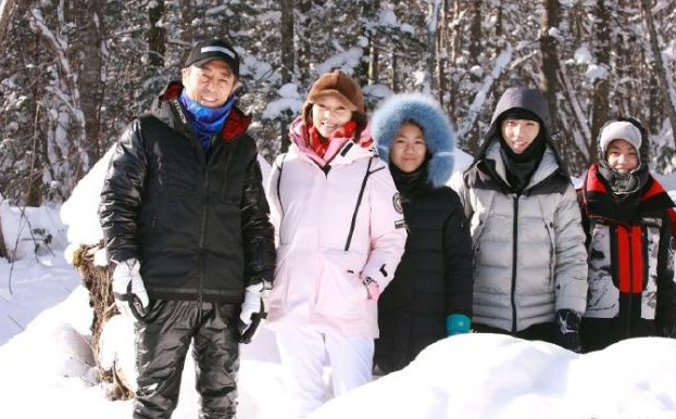 张艺谋|张艺谋现身为小女儿庆生，15岁张壹娇亭亭玉立，身高已快赶上妈妈