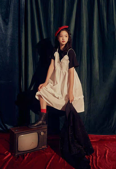 钟丽缇|钟丽缇次女太时尚！13岁就做美甲美貌逆袭，拍大片比小S女儿还酷