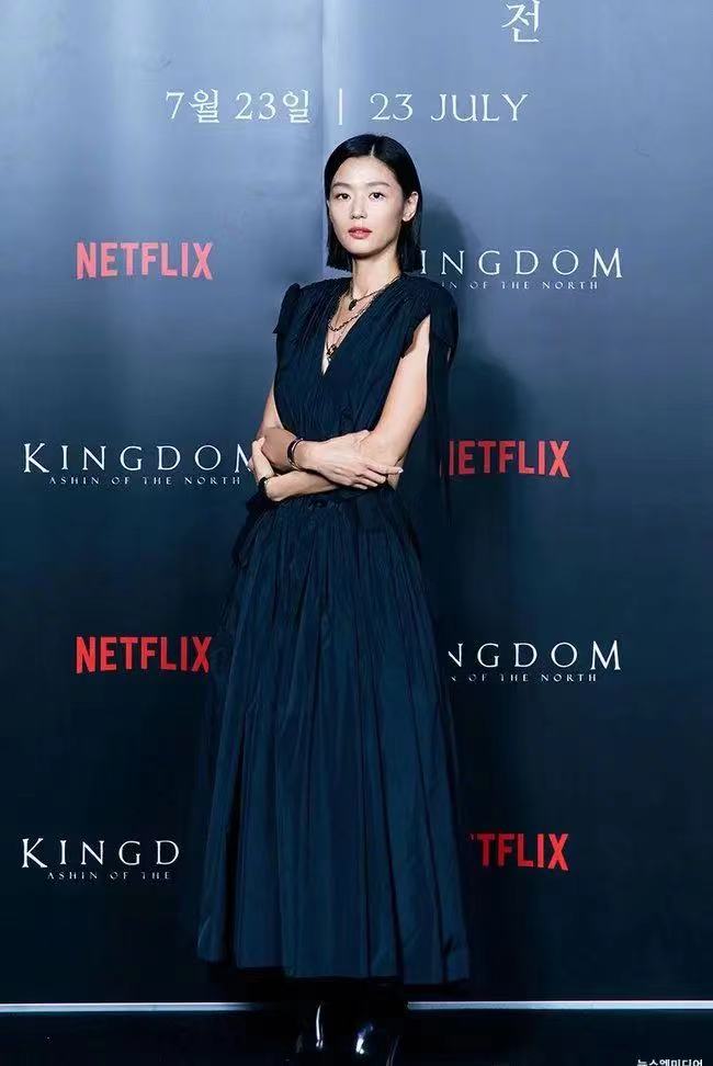 蔺晨|全智贤被曝离婚首亮相！换一刀切发型模样变化大，露独立女性风采超霸气