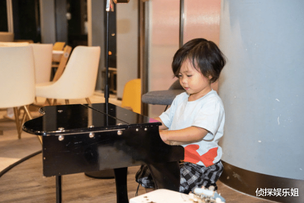 蔡少芬|蔡少芬抱儿子导致筋膜、肩周炎，晒针灸治疗感慨：不容易，但快乐