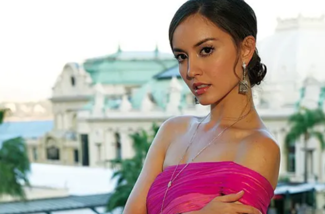 王俊凯|36岁刘碧丽蹲菜地摘菜，与洗米华分手拿到3亿，网友：成村姑了