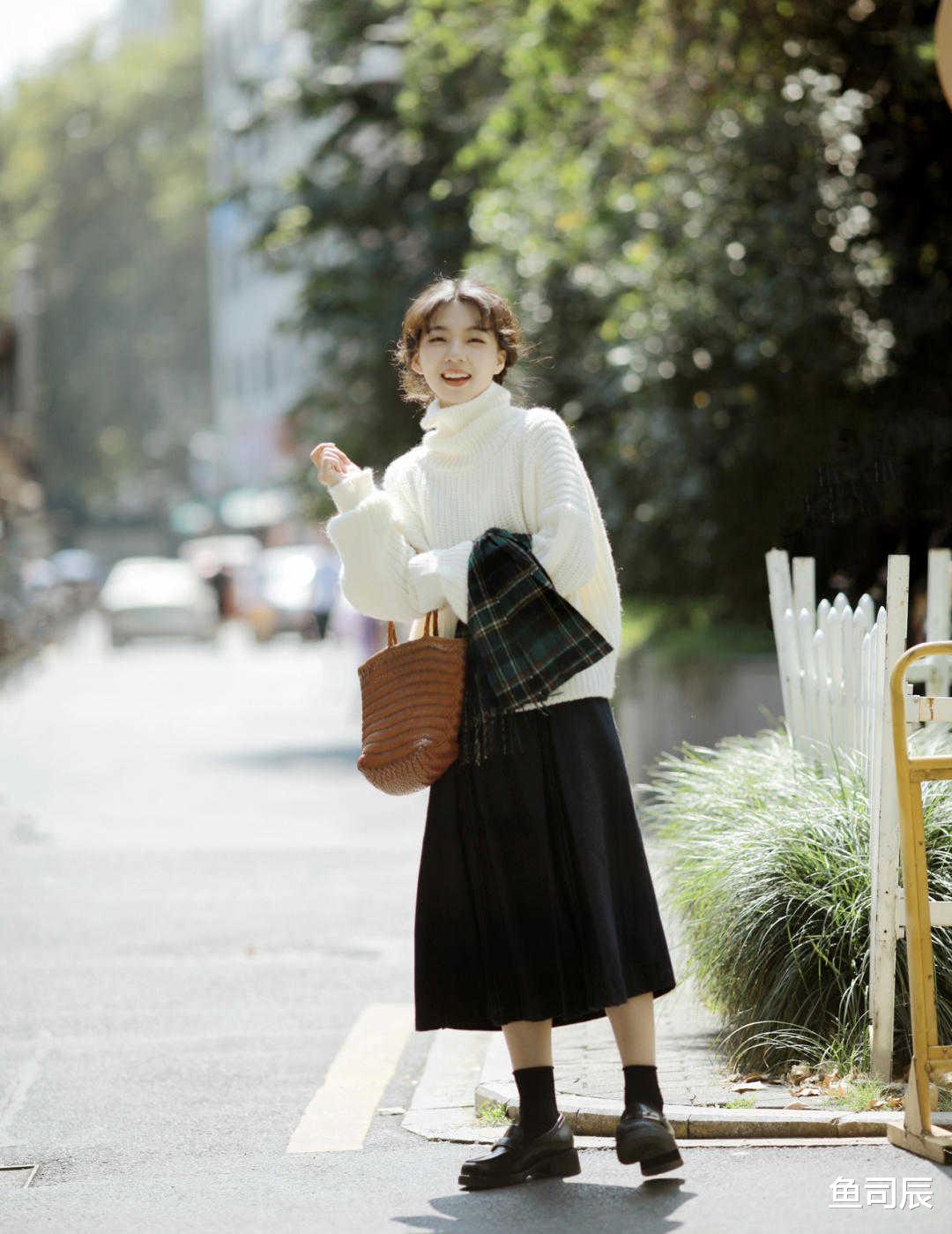 鱼司辰 30+穿衣选对不选贵！今秋试试用“针织毛衣”配半身裙，简约洋气