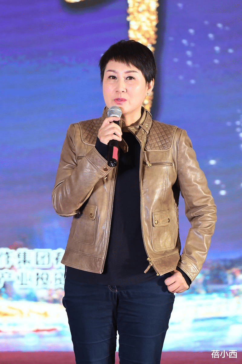 张凯丽真有魅力，穿棕色皮衣配牛仔裤活力满满，中年女性穿搭范本