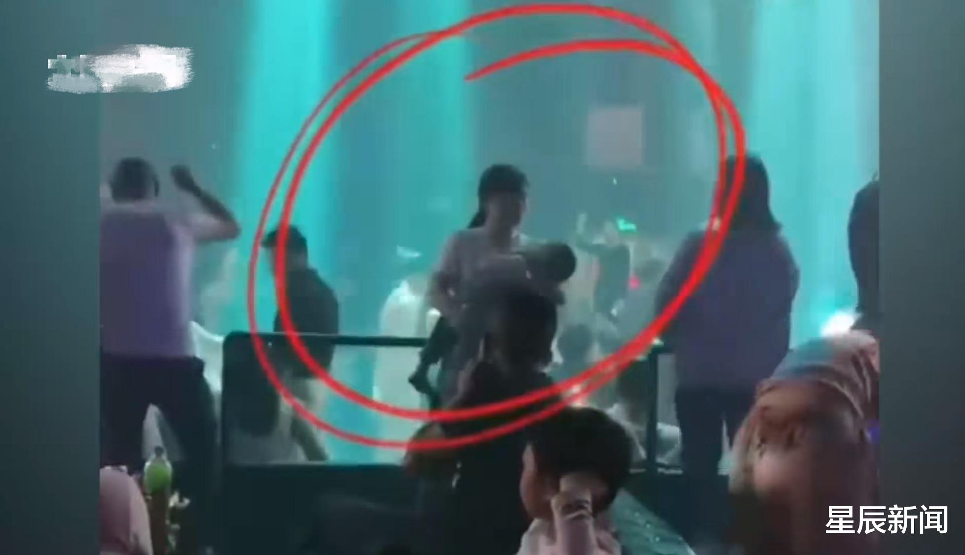星辰新闻 带娃新方式？湖北一女子夜店内抱娃蹦迪，孩子疑似睡着，目击者：心真大