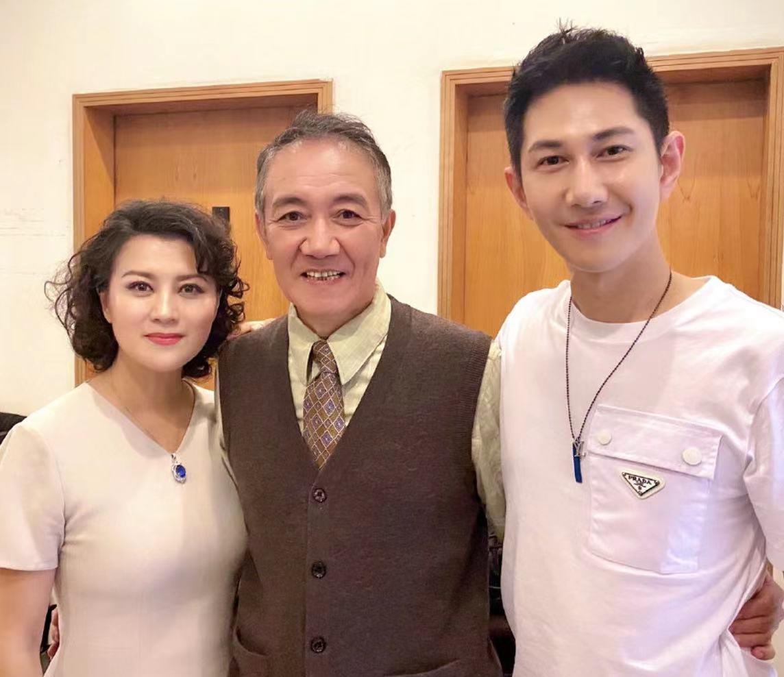 林生斌|63岁李幼斌与小13岁二婚妻子罕同框，网友：50岁的史兰芽好漂亮