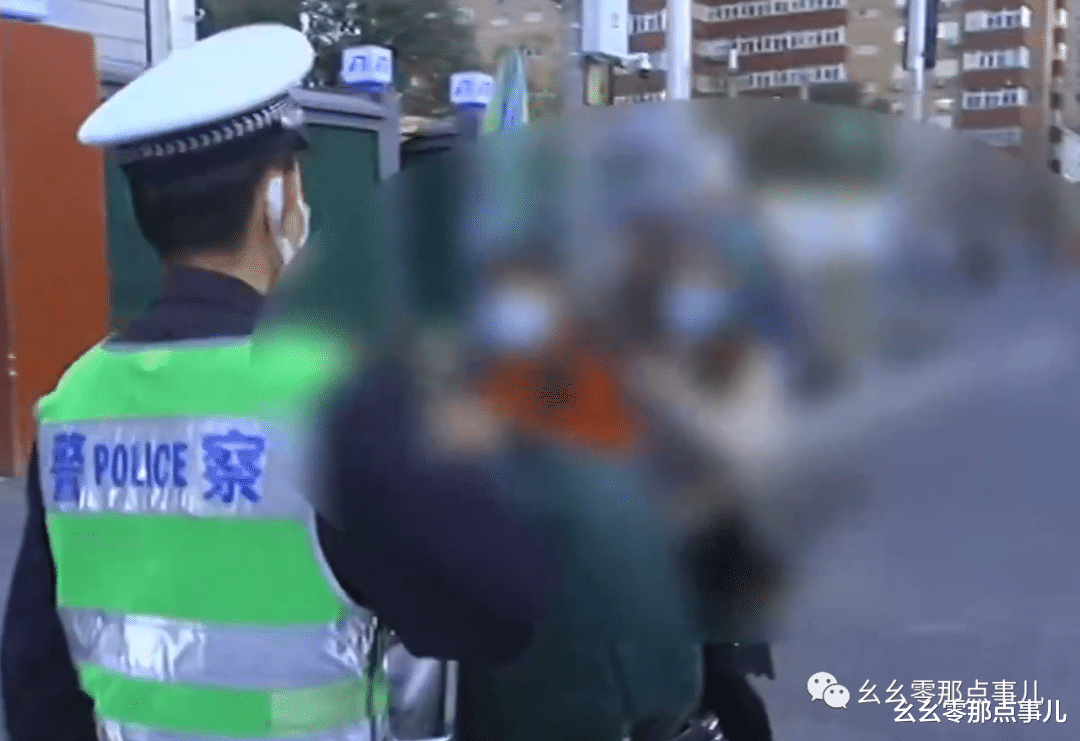 闯红灯被拦下,电驴骑手反质问北京交警:你什么意思?