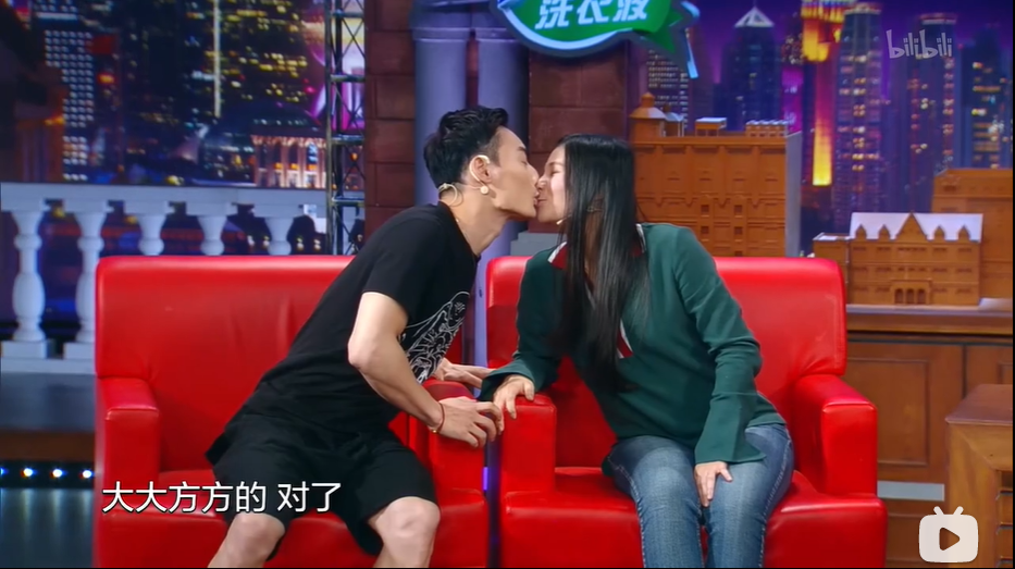 InsDaily|“奥运CP”当众求婚：一边拿金牌，一边撒狗粮…..