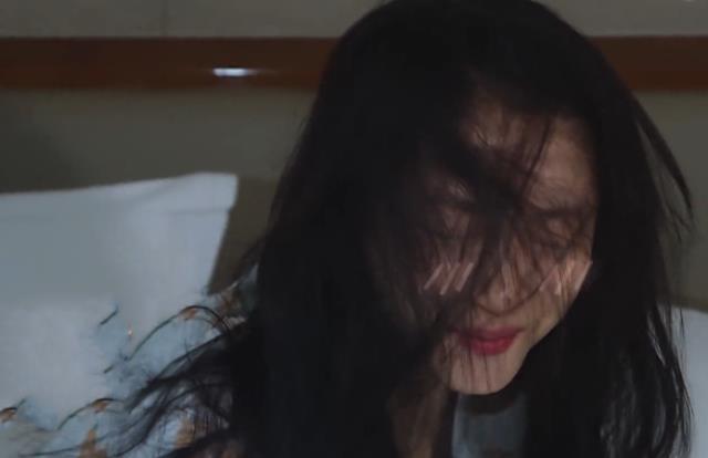 关晓彤|关晓彤的身高当真173？镜头拍到她放在床边的脚，网友傻眼了