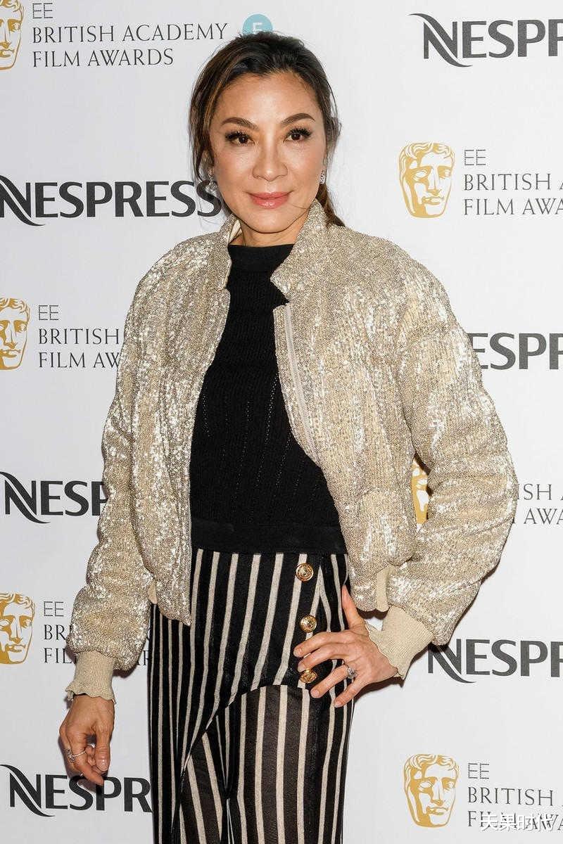 杨紫琼|62年的杨紫琼还真抗老，金色亮片夹克搭条纹裤时髦洋气，气场十足