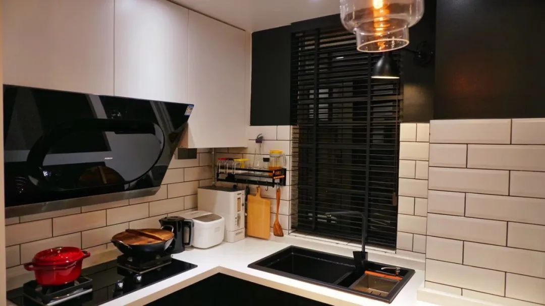 |不拆不敲,45m2也有独立书房,这个黑白灰空间极简又高级