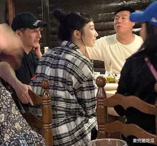 孟美岐|孟美岐李维嘉旧照被扒？亲密拥抱不避嫌，网友：超过了安全距离