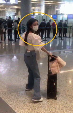 Angelababy機場被人拍到，身後的孩子，是小海綿嗎？-圖3