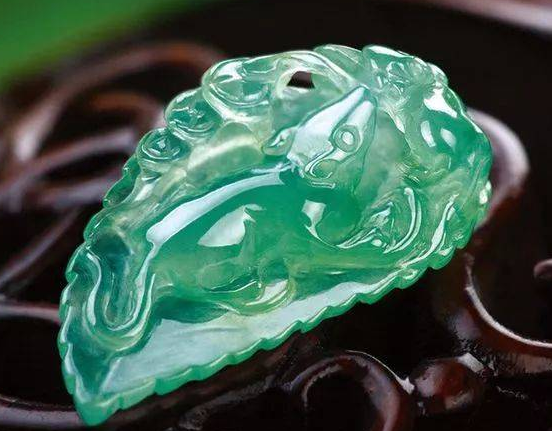 翡翠|没有雕刻的翡翠饰品就不值钱？你错了，这样的料子本身就很珍贵