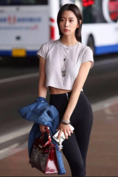 陈冠希|曾在韩娱混不下去的她，来到大陆的发展还是蛮不错的，幸好没步张娜拉的后尘！