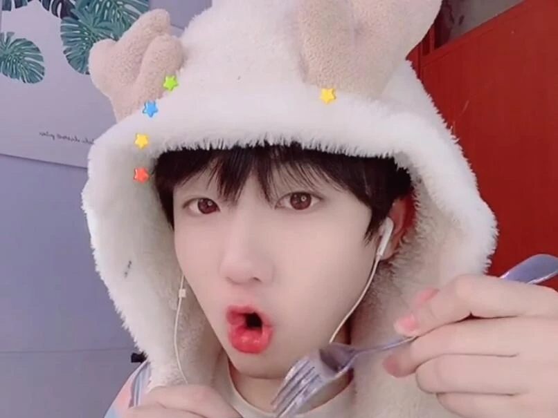 女孩 网红“吃个桃桃好凉凉”引发网友不适被封，男儿不能少了阳刚之气