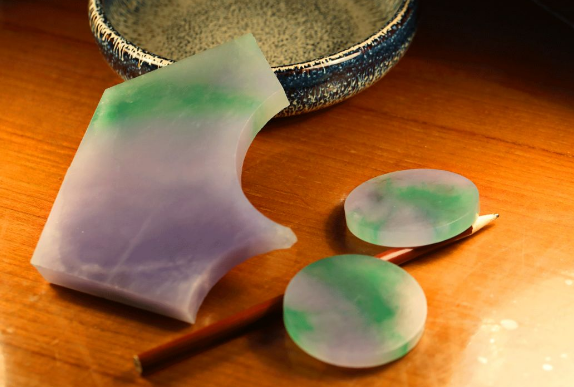 翡翠手镯|由于我们身形的变化，翡翠手镯变大或者变小了，我们该怎么办？