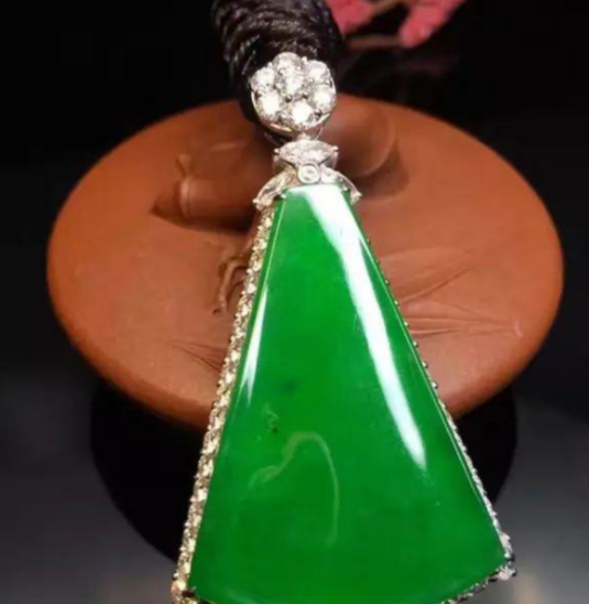 钱币|都说翡翠以绿为尊,满绿的就一定好吗?这几种满绿千万不能要