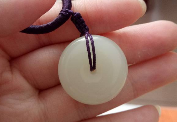 |和田玉表面的白点是什么？是一种瑕疵吗？是否会影响美观？