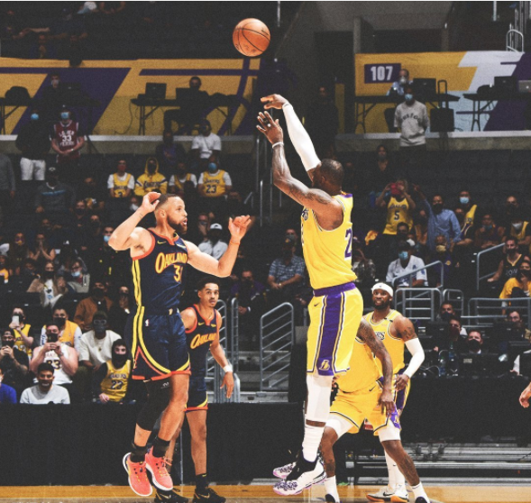 勒布朗·詹姆斯|为庆祝詹姆斯赢附加赛,女主播美娜晒出存照,球迷:身材能打满分