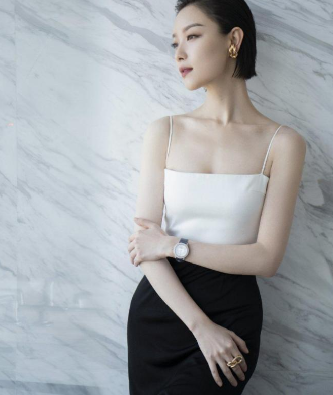 倪妮造型完美，黑白拼接開衩長裙優雅迷人，盡顯幹凈利落風-圖3