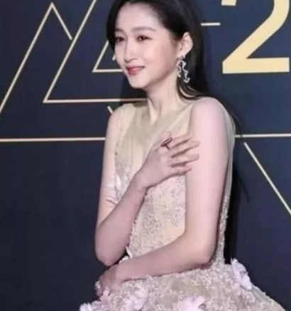 冯巩|明星红毯上发生的尴尬事，你知道多少呢？