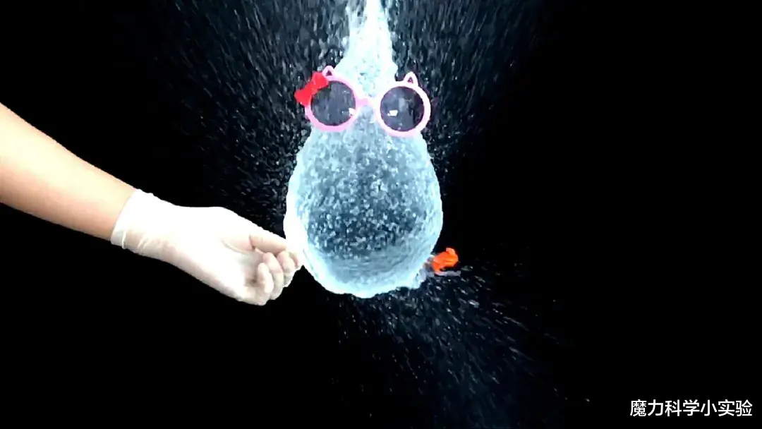 星际杀手 魔力科学小实验，气球装满水再刺破，看着太解压了