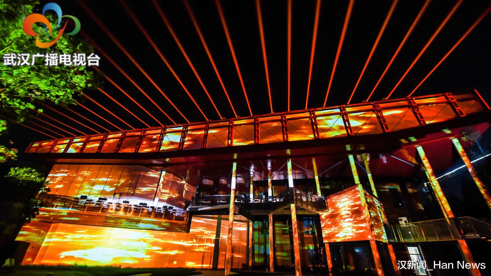 汉新闻_Han News 国内首个沉浸式交响光影秀亮相 红房子亮点片区打造城市更新示范空间