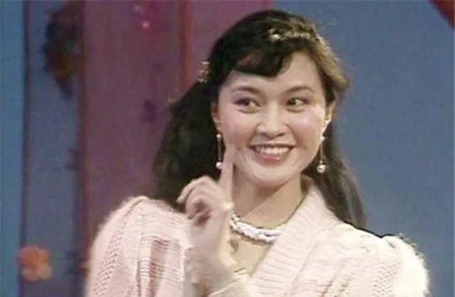 方舒|演员方舒，离婚后独自抚养两个女儿19年，和普通百姓没两样