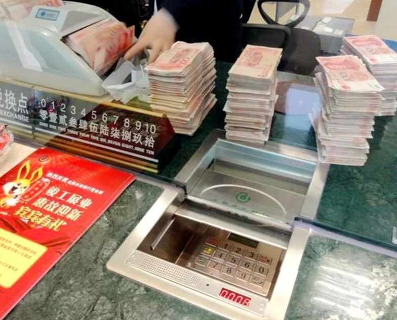 “离柜概不负责”只针对储户?银行失误多给1600元,法院这么判