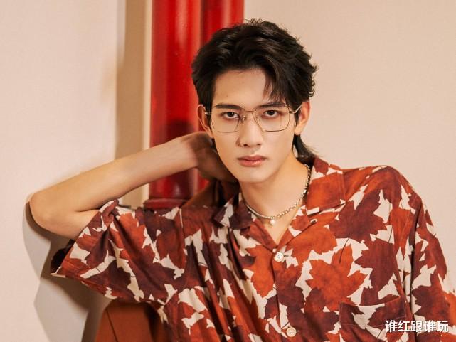 中国电影|继甘望星之后，又一个男爱豆在机场被吐槽娘气！男生不能打扮吗？