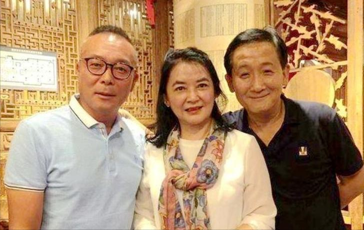 谢园|演员谢园去世后，小妻子将泪和痛埋在心底，后悔没要个孩子