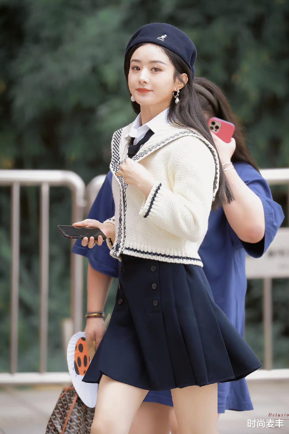 赵丽颖|赵丽颖上班私服,米白色开衫毛衣搭配黑色百褶裙,温柔貌美的学姐
