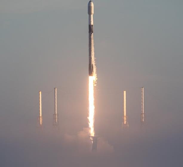 SpaceX猎鹰九号在大雾中发射成功,九手火箭回收成功,一箭53星
